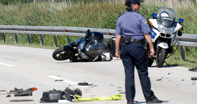 Vozač kampera usmrtio dvojicu motorista, trećem se u bolnici bore za život!
