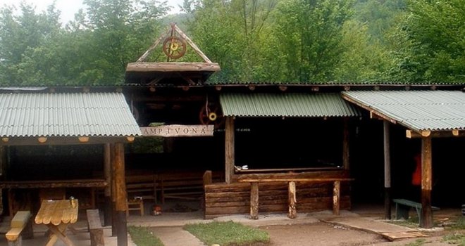 Gazda kampa 'Ivona' u Foči maltretira goste: Psuje im majku, podvaljuje svinjetinu... 