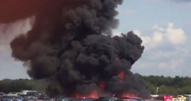 Avion se, umjesto slijetanja na aerodrom, srušio na prepun sajam automobila!