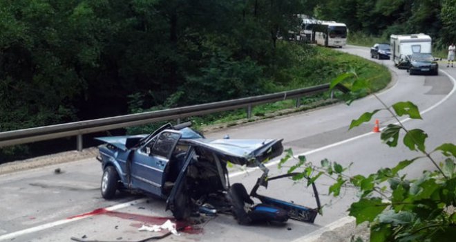 Sudarili se autobus i golf, otac poginuo, majka i dva sina teško povrijeđeni