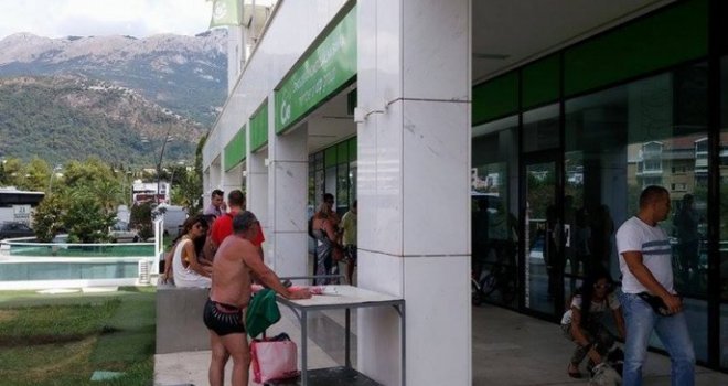 Turisti ogorčeni: U Budvi nemoguće zamijeniti KM za euro