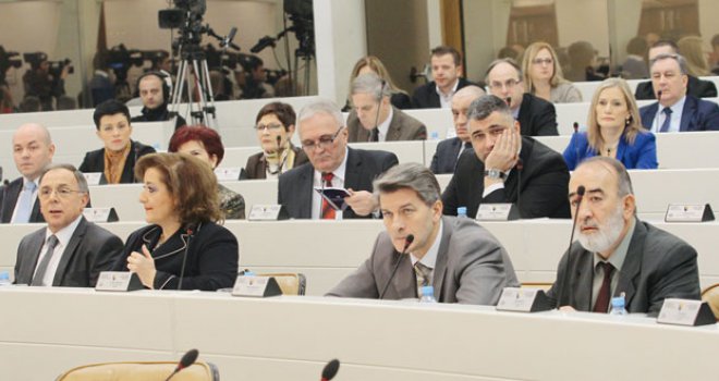Rasipništvo se nastavlja: Za godinu dana spiskali šest miliona maraka samo na naknade!