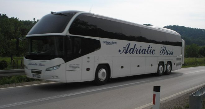 Autobus koji vozi na relaciji Sarajevo-Štokholm udario šleper, povrijeđena žena