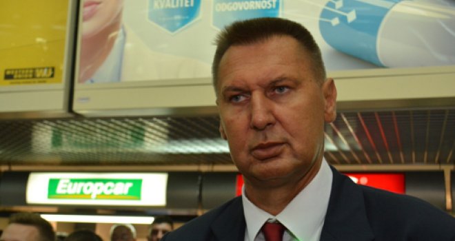 Sejo Bukva na sjednici Skupštine KS-a podnosi ostavku