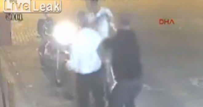 Zamjenik šefa istanbulske policije pucao motoristi u glavu nakon rasprave