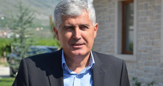 'SDA i SBB trebaju sjesti i razgovarati. U vlasti treba učestvovati stranka koja ima više od jedne, dvije, tri ili pet ruku'