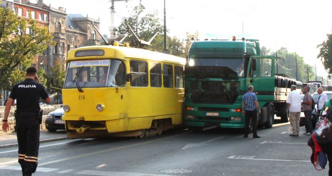 Nesreća kod Vijećnice, sudarili se kamion i automobil
