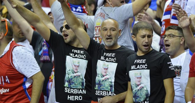 Incident u Berlinu: Navijači Srbije u majicama sa likom ratnog zločinca Ratka Mladića