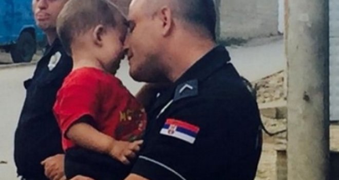 Fotografija koja je zadivila svijet: Srpski policajac igra se sa bebom iz Sirije...