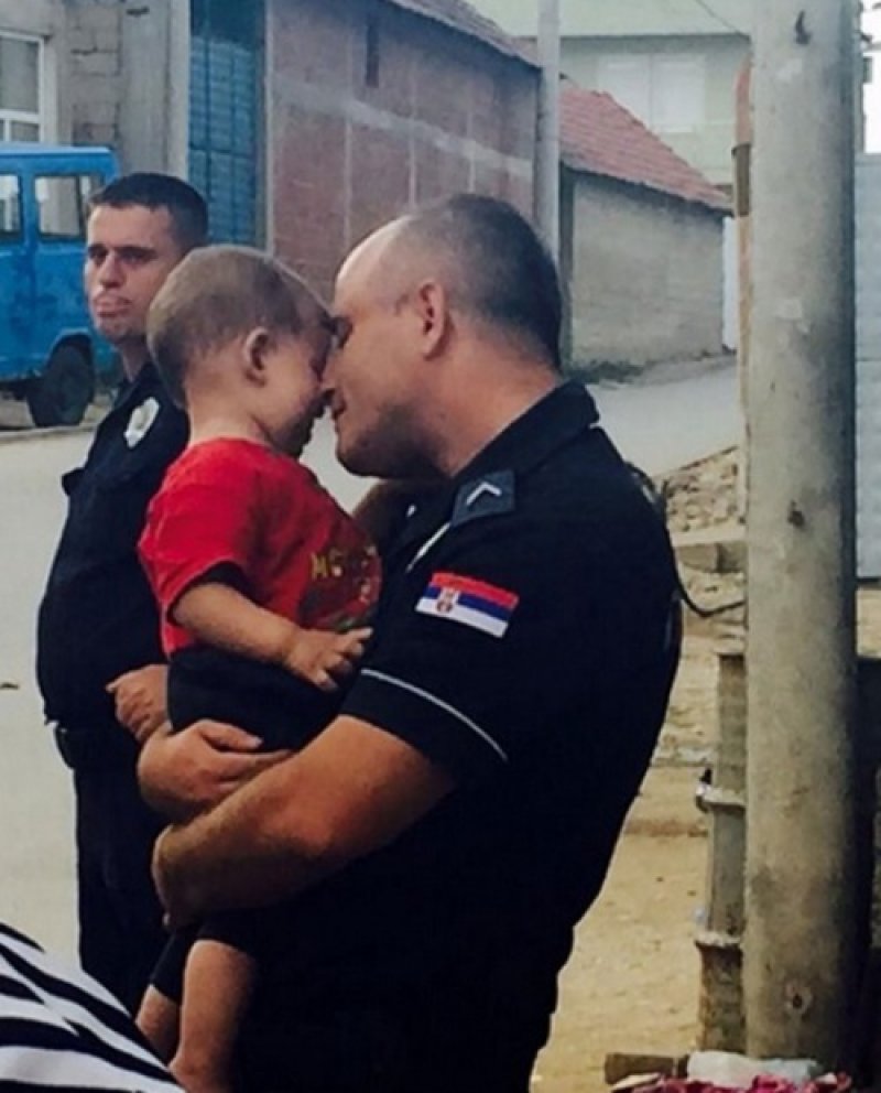 srpski-policajac-sirijska-beba
