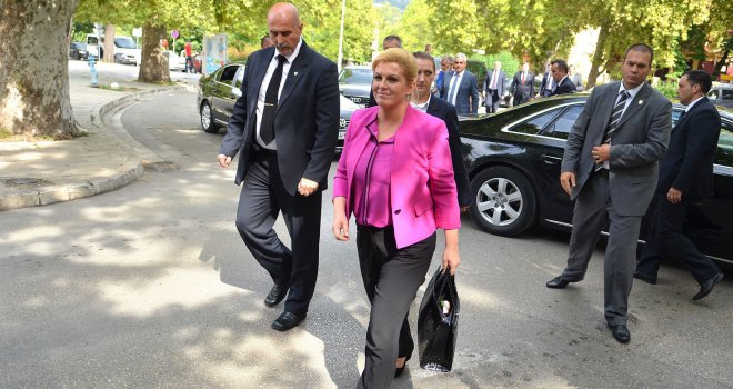 Čvrste vjere u budućnost i svjesna problema, dotjerana hrvatska predsjednica prošetala Mostarom