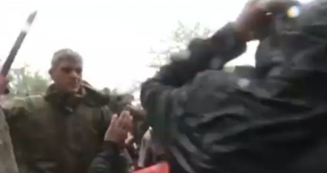 Šokantnan video: Makedonska policija pendrecima premlaćuje izbjeglice s djecom