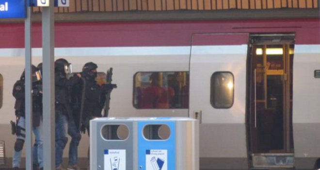 Kriza u Rotterdamu: Muškarac zaključan u vozu prijeti bombom, pregovori u toku