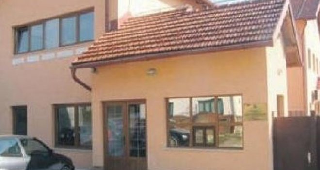 Filmska potjera zatvorske policije: Osuđenik pobjegao iz zatvora, psi ga pronašli u potoku pored restorana