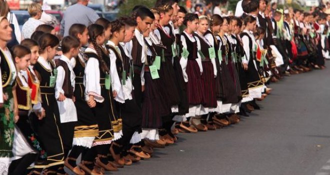Bosanci u Novom Sadu oborili Guinessov rekord: Sa Srbima odigrali najveće kolo na svijetu