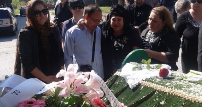 Muk na sahrani Usnije Redžepove: Ni jedne riječi posljednjeg pozdrava, ni oproštajnih obraćanja...