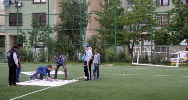 Ko je kriv za užas na sarajevskom igralištu?? Nesretnom dječaku gol je pao na prsa, pomoći više nije bilo... 