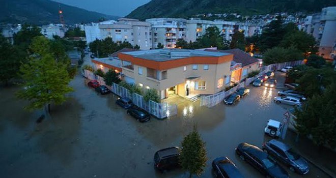 Zbog obilnih kiša poplavljeni dijelovi Mostara, Raštani potpuno blokirani 