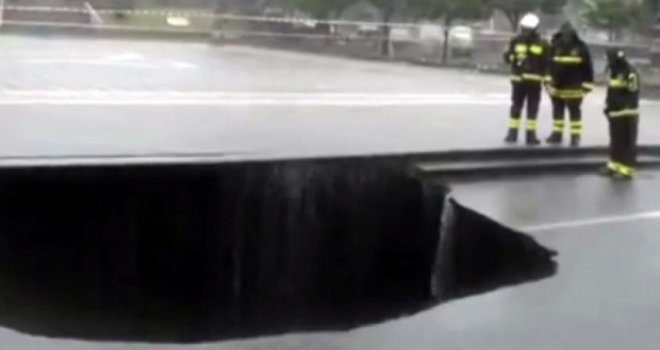 Ulica progutala automobil, žena za dlaku izbjegla SMRT! 