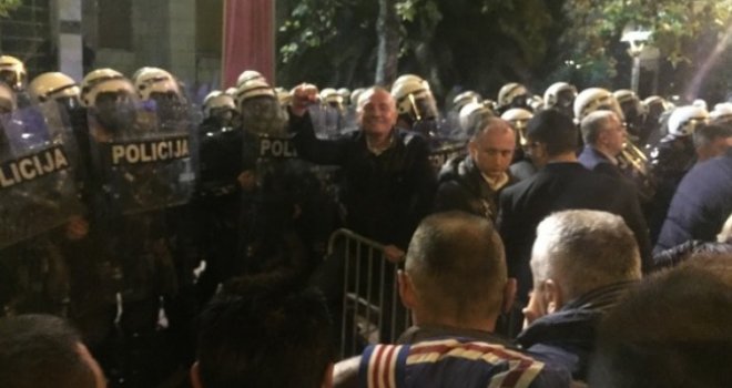 Haos u Podgorici: Suzavac i šok bombe, preko 40 povrijeđenih