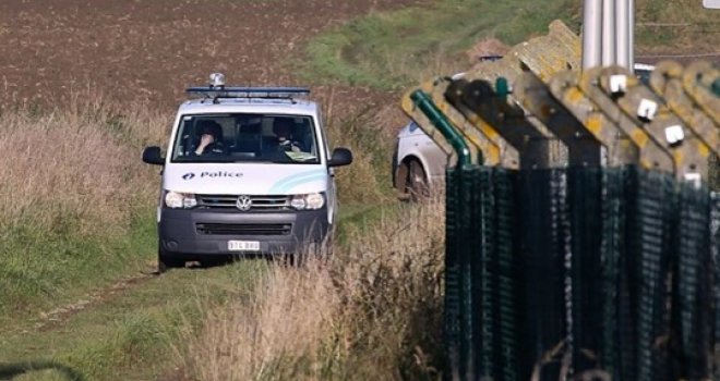 Napad autobombom na vojnu bazu, maskirani napadač u bijegu