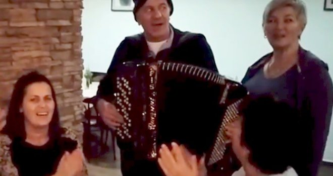 Kad se vratiš u život: Pero Gudelj hrabro ide dalje uz svoju harmoniku, sevdalinku i vjerne prijatelje