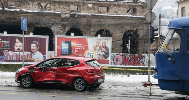Dvije žene povrijeđene u sudaru renaulta i tramvaja
