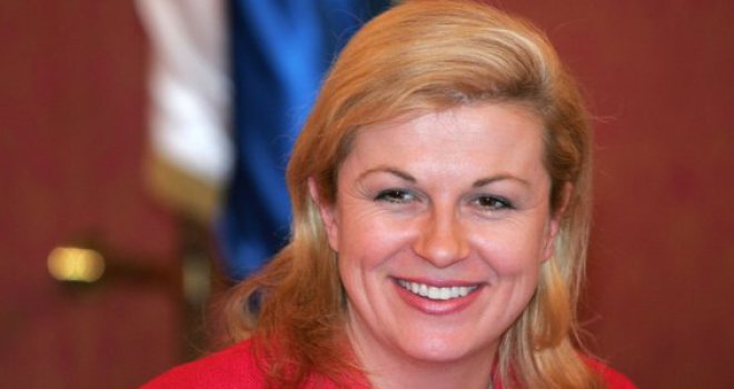 Hrvatska predsjednica u fatalnom uskom crvenom izdanju privlačila poglede