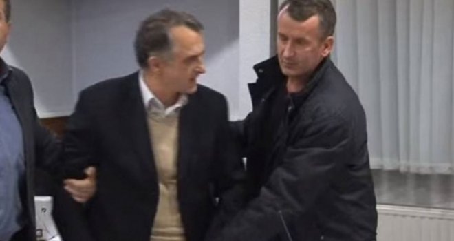Nova tuča u skupštinskim klupama u Prnjavoru: Odbornik nasrnuo na kolegu, a ovaj mu uzvratio...