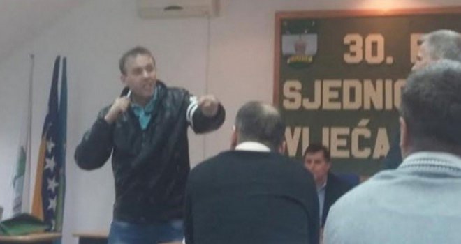 Demobilisani borac Armije RBIH upao na sjednicu i prijetio da će se zaklati!