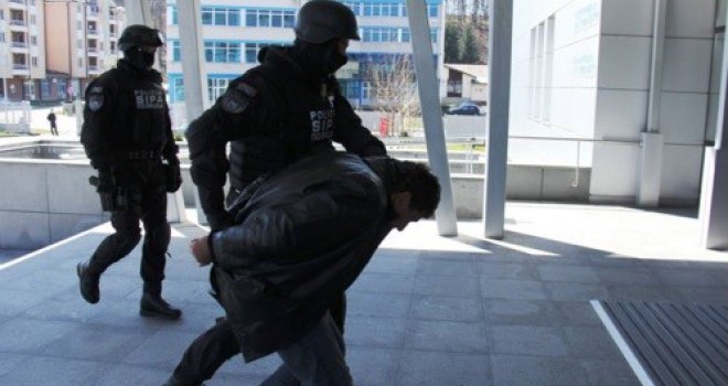 Suđenje Abdiji Osmanoviću: Djevojku tjerao da kleči na riži i jede s poda,  tukao kablom, gasio po njoj cigarete...