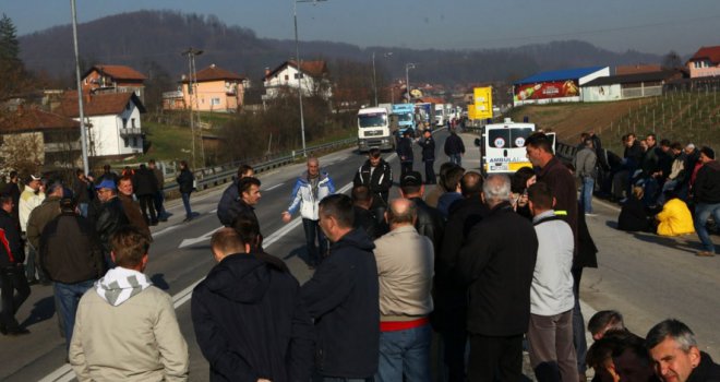 Radnici Krivaja Mebla blokirali magistralni put na ulazu u Žepče