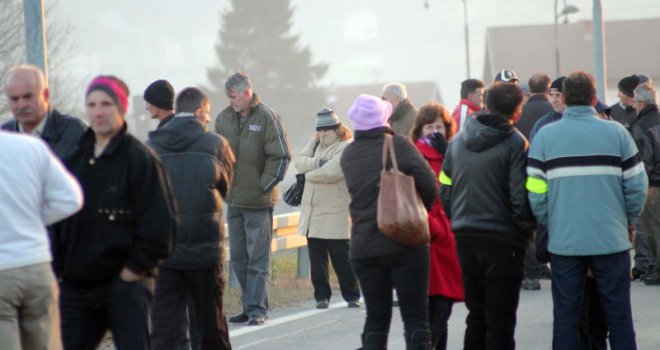 Radnici Krivaja Mobela okončali blokadu puta M-17, Novalić obećao posjetiti preduzeće