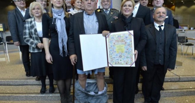 Blam decenije: Spale mu hlače u trenutku dok se slikao s Kolindom Grabar Kitarović