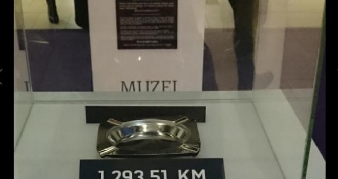 Šokantna izložba otkriva: Vlast u BiH pepeljaru platila 1.293 KM, korpu za otpatke 1.733,76 KM, a rolnu toalet papira 5,5 KM...