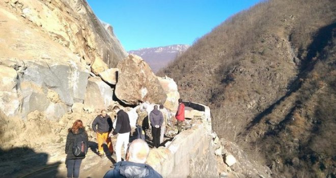 Put Jablanica-Prozor blokirala ogromna stijena