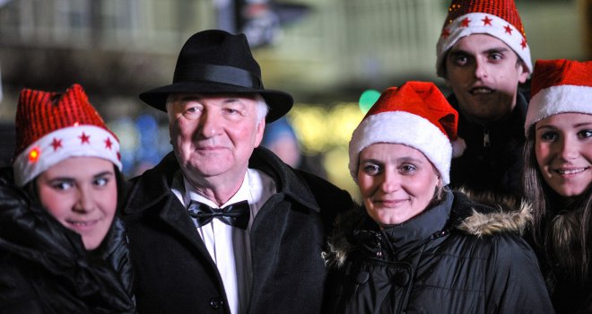 Ibro Spahić i hiljade promrzlih Sarajlija uz vatromet zakoračili u 2016. godinu...