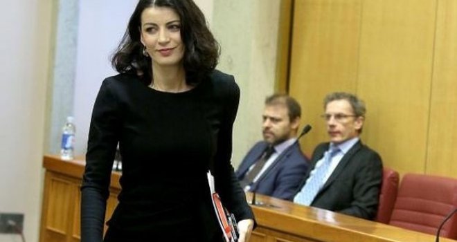 Zgodna HDZ-ova zastupnica u ultrakratkoj haljini: Došla na sjecnicu Sabora kao u noćni klub