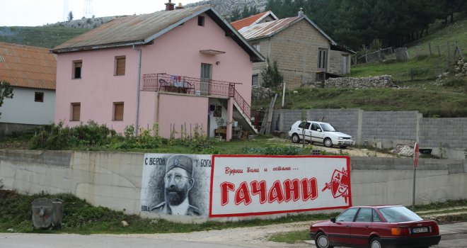 Ovako 2016.  izgleda Istočna Hercegovina: 'Okićena' likovima Mihajlovića, Mladića, Šešelja i četnika