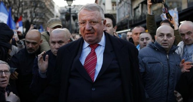 Šešelj zapalio zastave Europske unije i NATO-a u centru Beograda