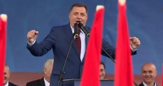 Opet se dohvatio mikrofona: Dodik zapjevao na mitingu 'Ne može nam niko ništa, jači smo od sudbine'