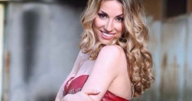 Rada Manojlović u emisiju došla potpuno bez donjeg veša, a pravi haos je počeo kada je ustala i okrenula se...