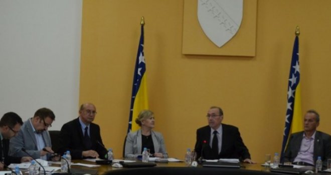 Vanredna sjednica ESV: Odgađa se oporezivanje naknada za topli obrok i regres?