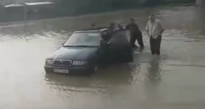 Jako nevrijeme pogodilo Zenicu: Kiša, grad i jak vjetar blokirali saobraćaj, ulice pod vodom
