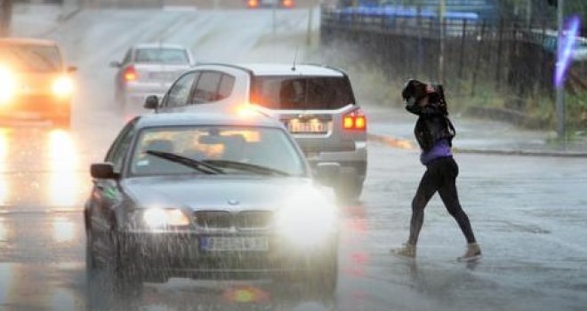 Nigdje bez kišobrana: Konačno ugodne temperature, ali sa pljuskovima i grmljavinom