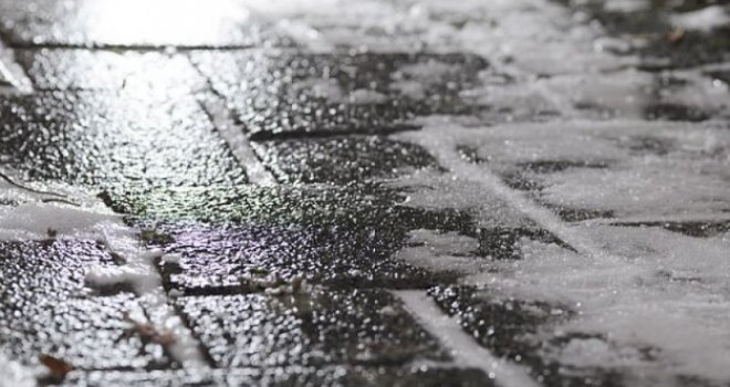 Dobro pazite na putevima: Mokri i skliski kolnici, oprez zbog odrona i poledice 
