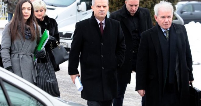 Tužilac Mihajlović nastupa kao likovni kritičar o apstraktnom slikarstvu