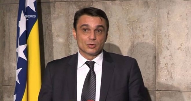 Ahmetović: Senad Šepić je seoska varalica sa evropskom frizurom, kajem se što sam mu priklonio