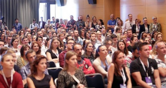 Kako zadovoljiti žene u savremenom potrošačkom društvu? A muškarci ih ne razumiju...