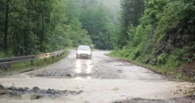 Snažno nevrijeme u Zavidovićima izazvalo odrone na putevima, velika šteta od bujica